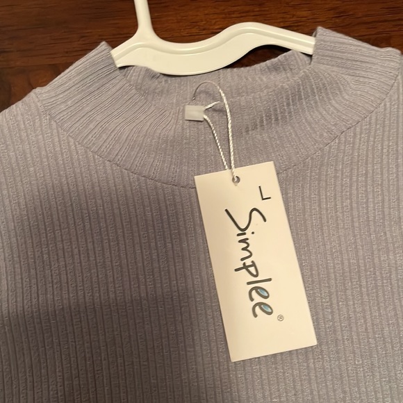 NWT GORGEOUS Long sleeve ribbed mock turtleneck with a triangular open back. - Picture 2 of 10